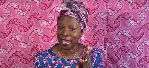 Angélique Kidjo reprend "Pata Pata" pour lutter contre le coronavirus