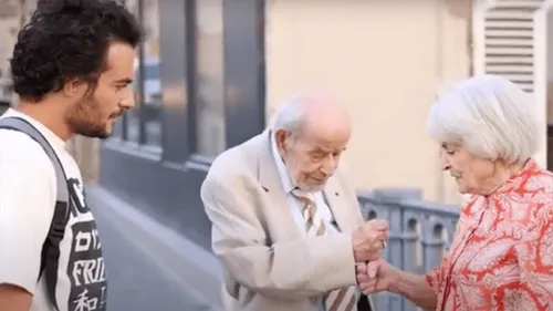 « Toi », le clip très touchant d'Amir