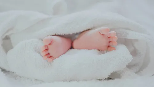 Sa femme accouche, il diffuse une vidéo de famille géante sur le...