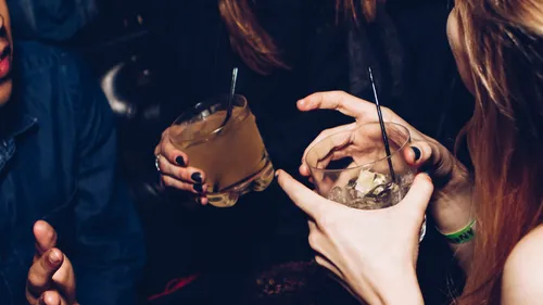 Ivre, il emmène ses élèves dans un club de strip-tease