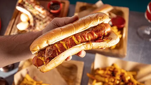 Il mange 76 hot-dogs en dix minutes et bat son propre record