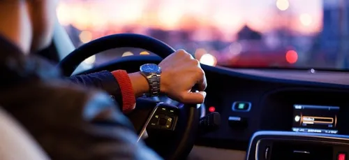 Bordeaux : un chauffeur privé  propose de transporter le personnel ...
