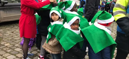 La parade des Pères Noël Verts de la Marne