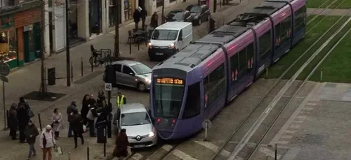 Collision entre un tramway et une voiture à Reims