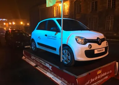 Une voiture dans la galette