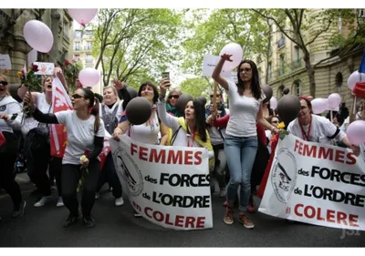 Les femmes de policiers descendent dans la rue