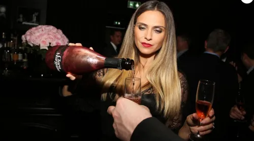 Venez trinquer avec Clara Morgane