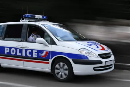 Tout nu et armé d'un couteau, il poursuit sa femme dans la rue