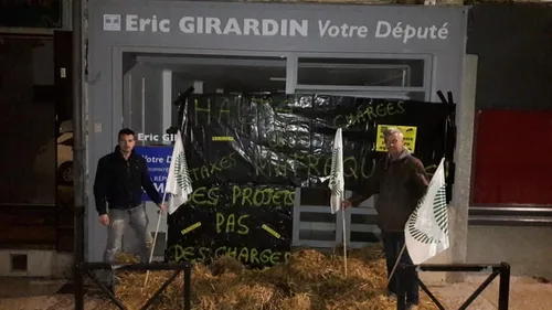 Du fumier déversé devant les permanences des députés LREM