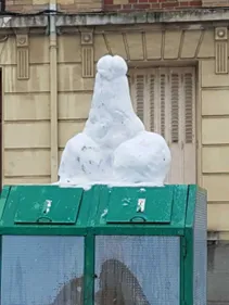 Un pénis de neige dans le centre de Reims