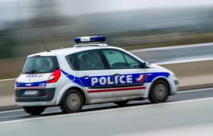 Mécontent de la réponse du vendeur, il l'agresse avec une hachette