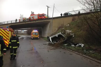 La voiture bascule d'un pont
