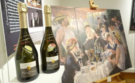 Champagne & tableaux by Renoir
