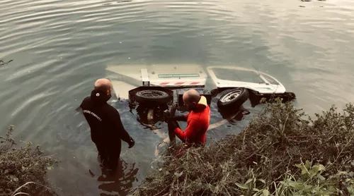 Le véhicule et ses occupants terminent à l'eau
