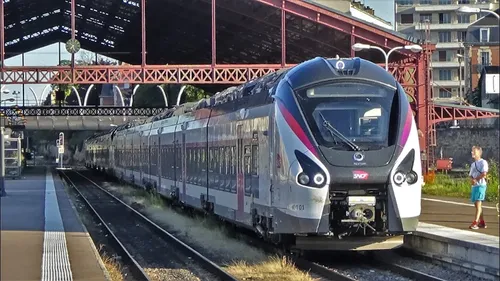 Le train repart, la fillette reste seule à bord