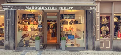 Un cambrioleur coincé prend la fuite grâce à des passants