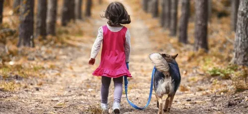 A un an et demi, elle part promener son chien