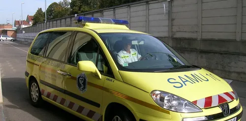 Un enfant de 2 ans chute du 1er étage d'un immeuble