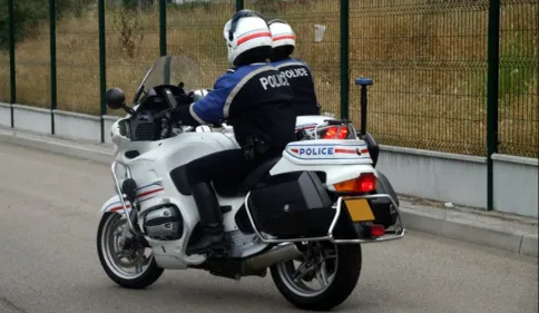 un policier renversé lors d'un contrôle