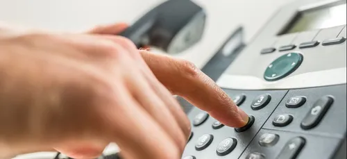 Des collégiens déprimés pensent appeler la ligne anti-suicide mais...