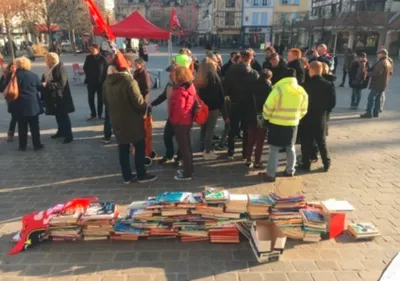 Une muraille de livres pour resister aux réformes