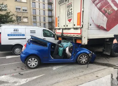 Une voiture s'encastre sous un camion