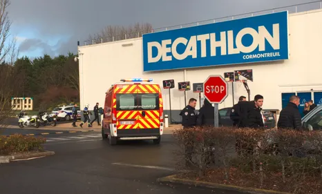 Le "tireur du Décathlon" est en fuite