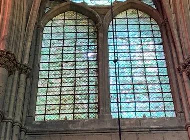 Une verrière de la cathédrale de Reims endommagée