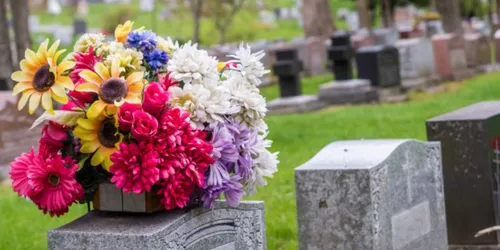 Des tombes dépouillées de leurs fleurs