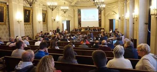Reims : suivez en direct le premier conseil municipal en...