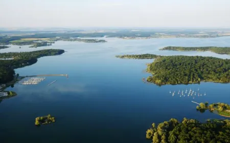 Les abords des lacs de la région rouvrent progressivement