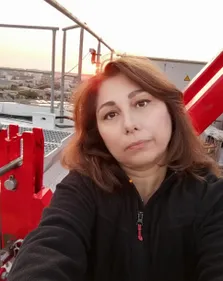 Une femme retranchée au sommet d'une grue
