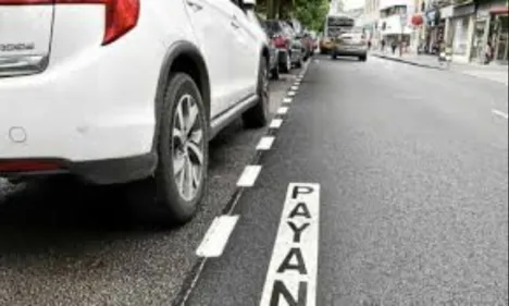 Le stationnement reste payant