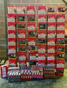 Le coffre plein de cigarettes