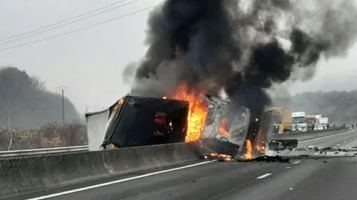 Un camion en feu au milieu de la route