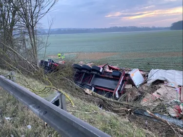 Le poids lourd bascule dans le fossé