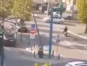 Il découpe un poteau équipé d'une caméra de surveillance