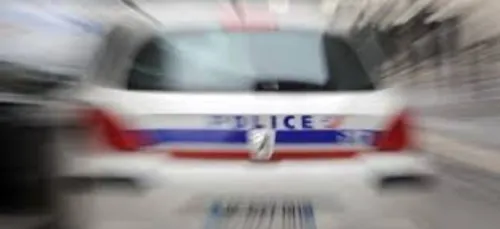 Un homme suspendu à une fenêtre
