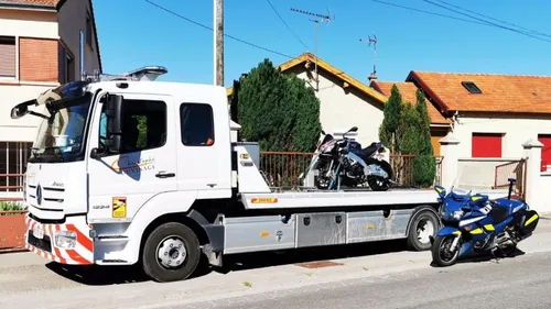 Le motard roule vite pour sauver...ses glaces