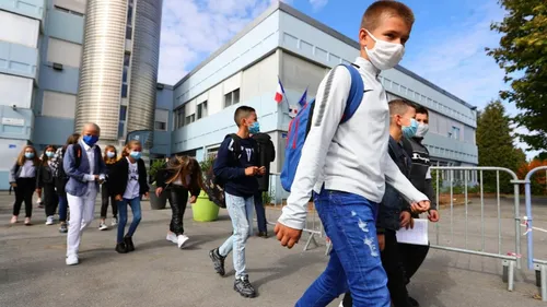 Fin du masque dans la cour de récré