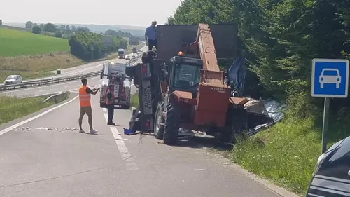 Le poids lourd se couche sur la chaussée