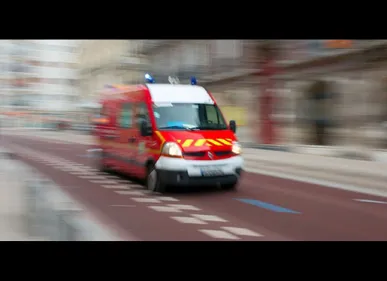 Une salle polyvalente en construction ravagée par les flammes.  