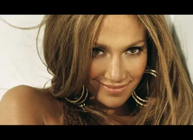 Jennifer Lopez fête ses 47 ans sans sous vêtements !