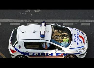 Il vole la voiture du comité Miss France à Lille et repart avec...