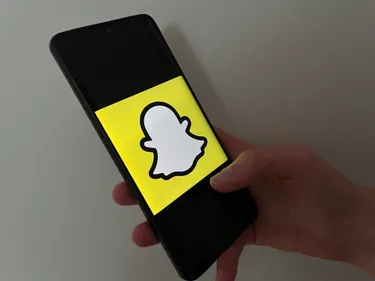 Elle se vante d’avoir de l’argent sur Snapchat, ils viennent la...