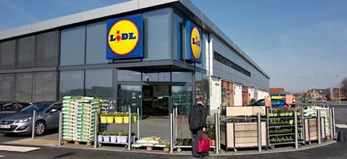 Une mère de famille va faire ses courses et laisse son bébé seul...