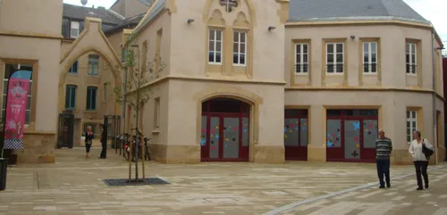 Lorraine : une voiture fonce dans une boulangerie