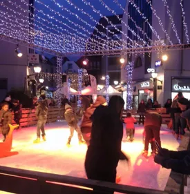 MULHOUSE | La patinoire éphémère des Maréchaux fait le plein !