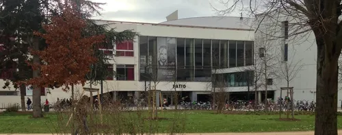 GRÈVE | Un bâtiment de l'UniStra bloqué ce lundi