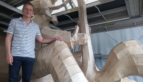 CORSO FLEURI | A Sélestat, pour le 90e corso, les chars se plongent...